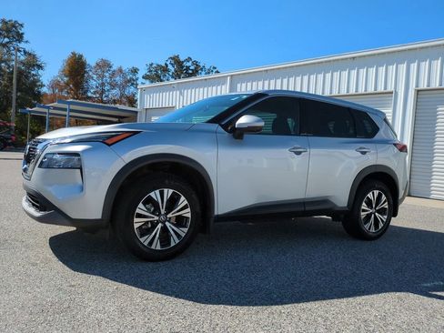 Certified 2021 Nissan Rogue SV image 2
