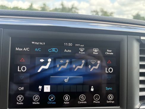 Used 2018 Chrysler Pacifica Touring-L FWD image 22