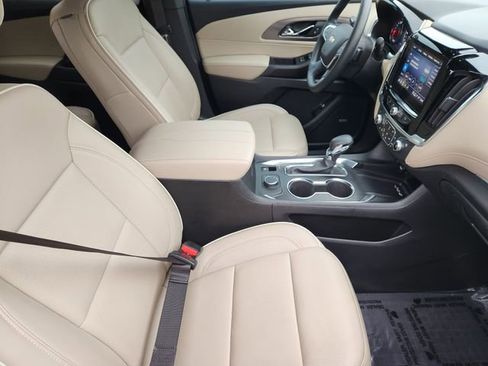 Used 2023 Chevrolet Traverse Premier FWD image 19