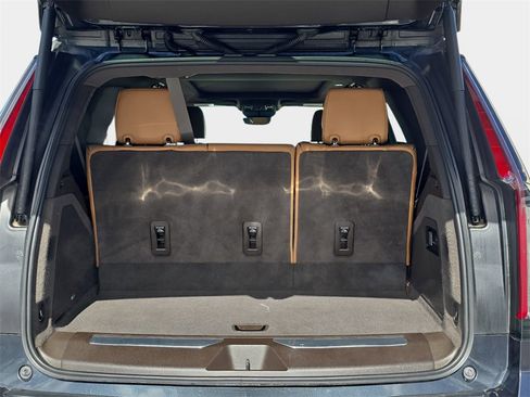 Used 2022 Cadillac Escalade Premium Luxury w/ Performance Package image 18