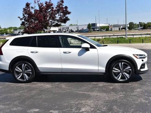 Used 2025 Volvo V60 B5 Cross Country Plus AWD/4WD image 5