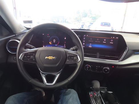 Used 2025 Chevrolet Trax LT w/ LT Convenience Package FWD image 21