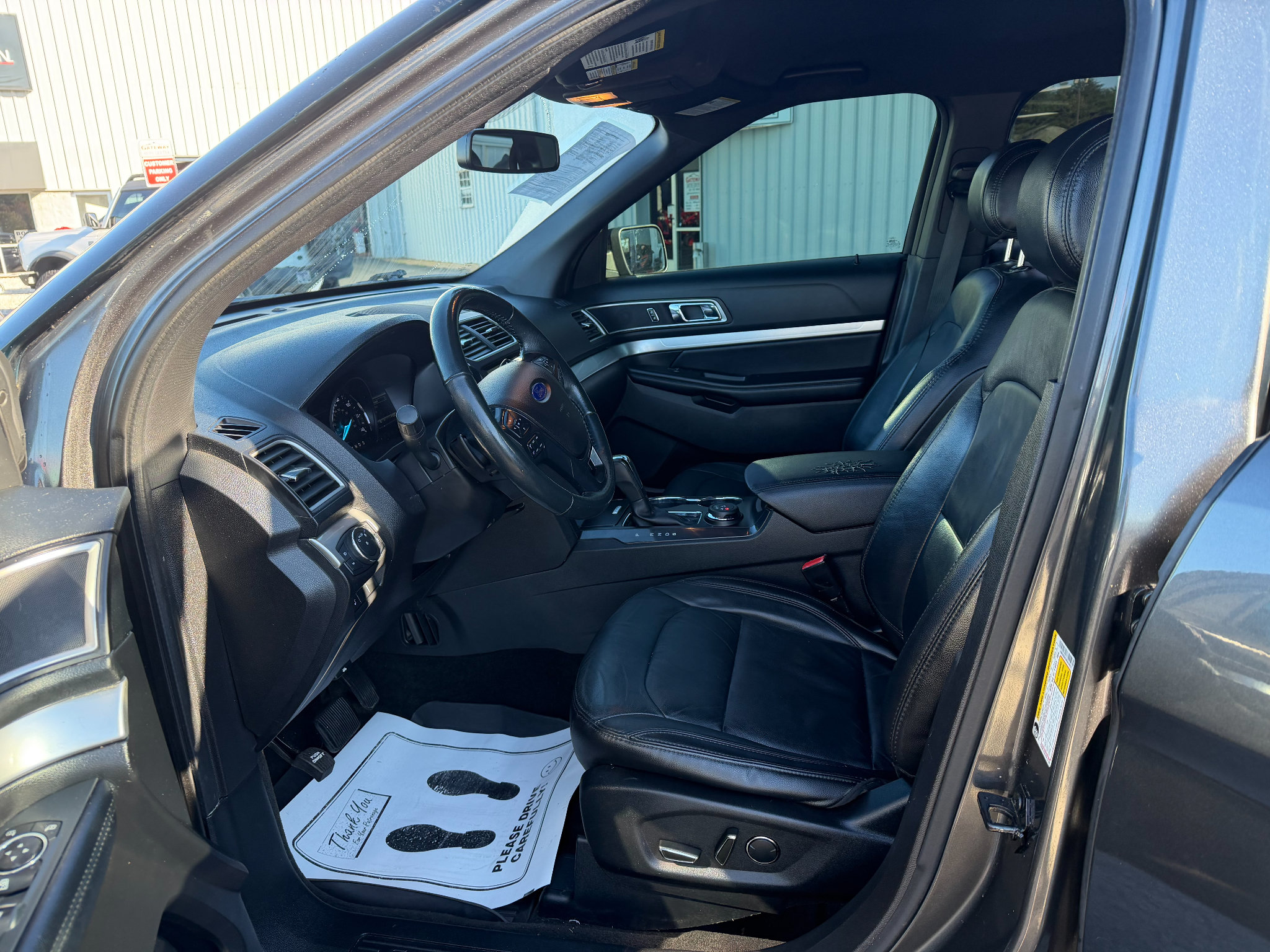 Used 2017 Ford Explorer XLT w/ Equipment Group 202A AWD/4WD image 4