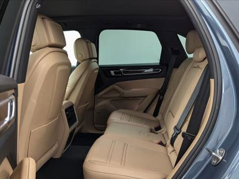 Used 2019 Porsche Cayenne w/ Premium Package image 17