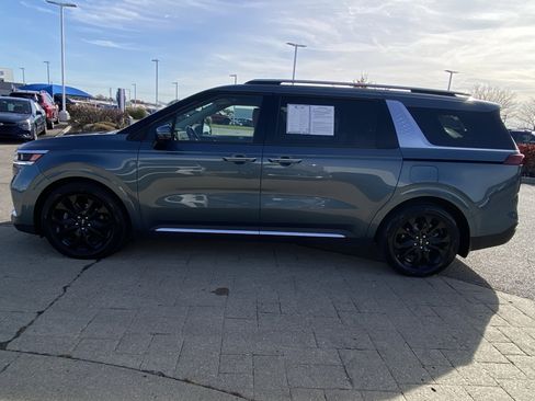 Used 2022 Kia Carnival SX image 4