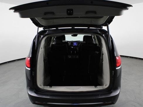 Used 2018 Chrysler Pacifica Limited w/ Advanced Safetytec Group FWD image 16