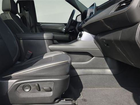 Used 2024 GMC Yukon SLT w/ SLT Premium Package image 16