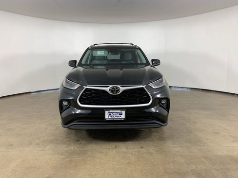 Used 2023 Toyota Highlander XLE AWD/4WD image 3