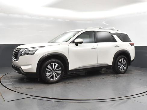 Used 2024 Nissan Pathfinder SL image 3