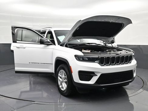 Used 2023 Jeep Grand Cherokee Laredo AWD/4WD image 41