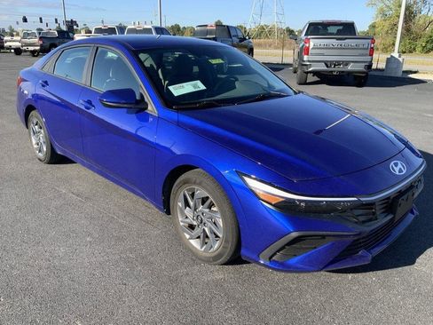 Used 2024 Hyundai Elantra SEL image 2