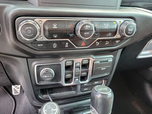 Used 2020 Jeep Wrangler Unlimited Sahara AWD/4WD image 31