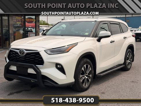 Used 2021 Toyota Highlander XLE AWD/4WD image 1