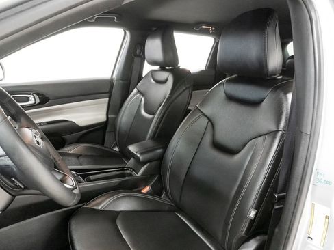 Used 2025 Jeep Compass Limited image 9