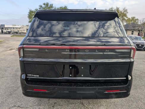 Used 2025 Lincoln Navigator Reserve AWD/4WD image 5