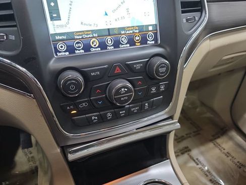 Used 2018 Jeep Grand Cherokee Overland AWD/4WD image 24