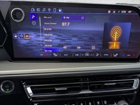 Used 2025 Chevrolet Traverse LT image 9