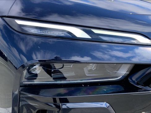 Certified 2023 BMW 760i xDrive w/ Luxury Rear Seating Package image 28