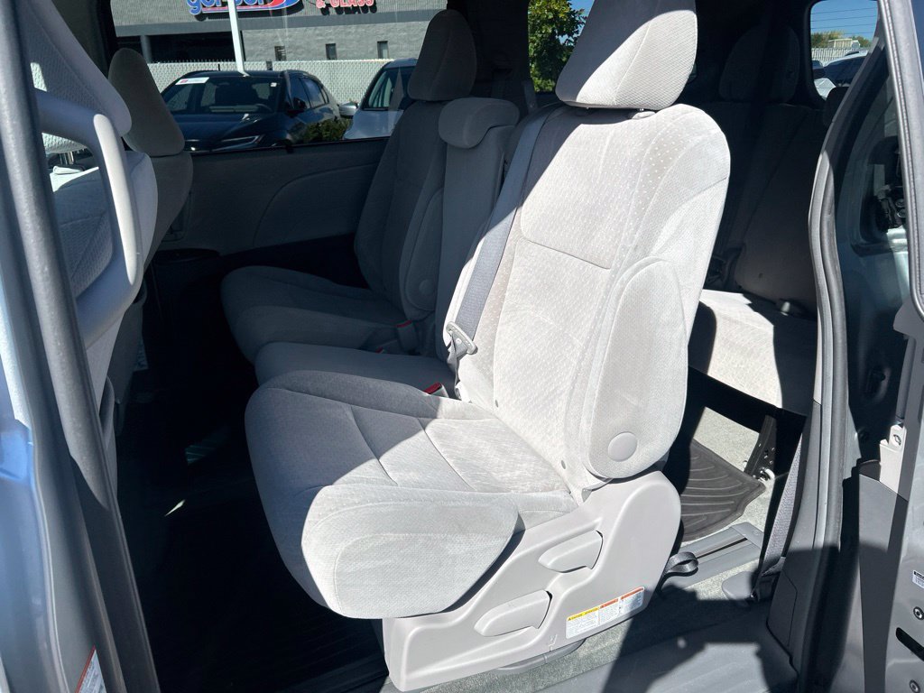 Used 2015 Toyota Sienna LE FWD image 20