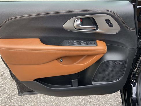 Used 2025 Chrysler Pacifica Pinnacle image 17