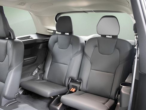 Certified 2025 Volvo XC90 T8 Plus image 32