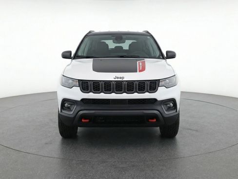Used 2025 Jeep Compass Trailhawk image 2
