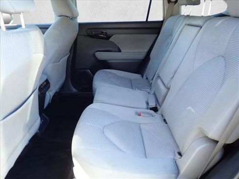 Used 2023 Toyota Highlander LE FWD image 8