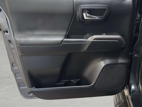 Used 2020 Toyota Tacoma SR5 AWD/4WD image 13