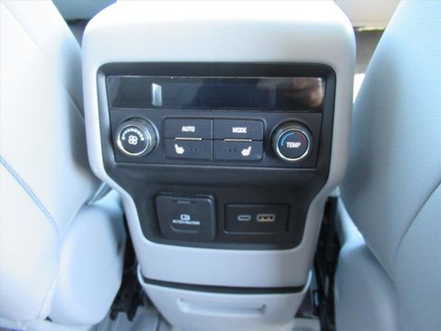 Used 2023 GMC Acadia SLT w/ Technology Package image 15