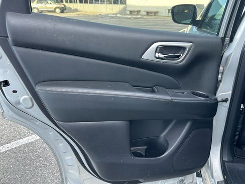 Used 2020 Nissan Pathfinder SV image 15