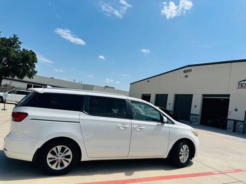 Used 2017 Kia Sedona LX w/ LX Essentials Premium Package FWD image 11