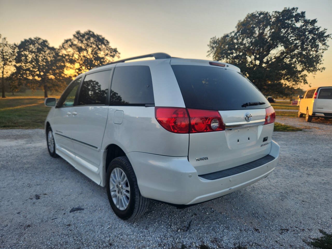 Used 2008 Toyota Sienna XLE Limited w/ XLE Limited Pkg 2 FWD image 5