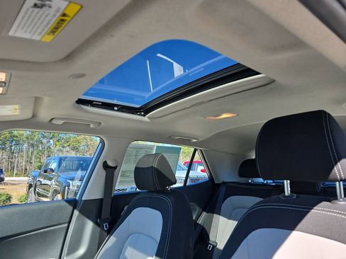 Used 2024 Hyundai Venue SEL image 33