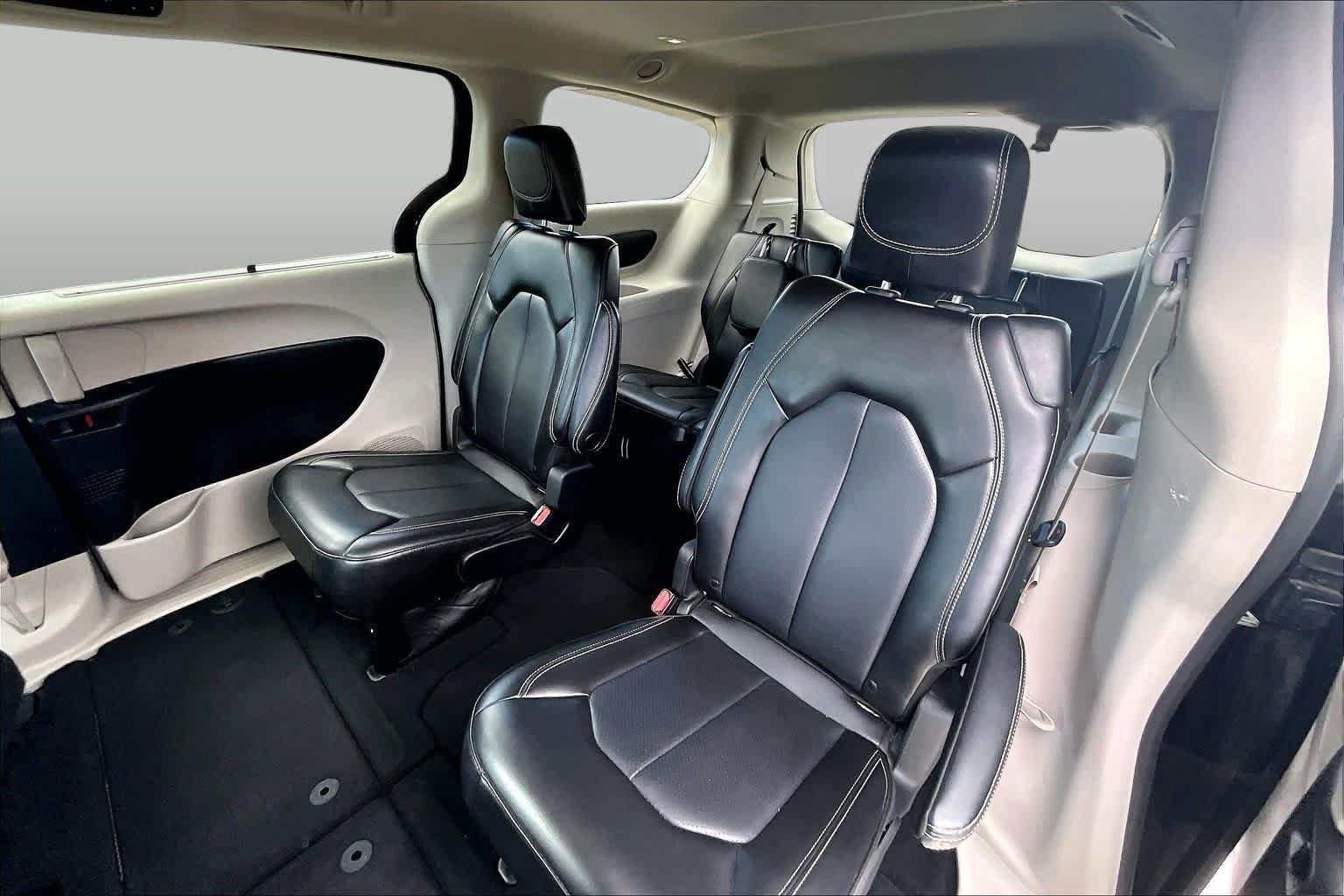 Used 2023 Chrysler Pacifica Touring-L FWD image 18
