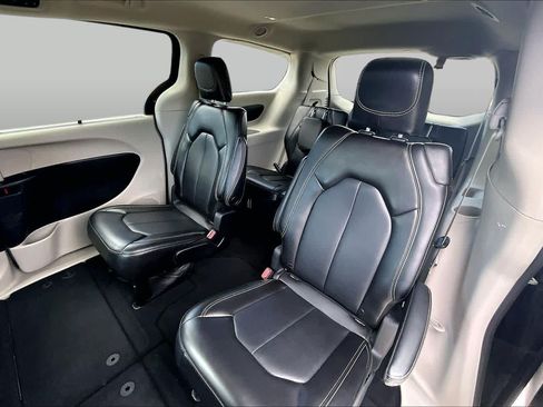 Used 2023 Chrysler Pacifica Touring-L FWD image 18