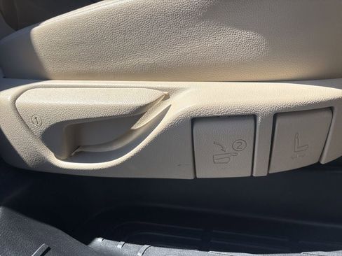 Used 2022 Toyota Highlander XLE AWD/4WD image 36
