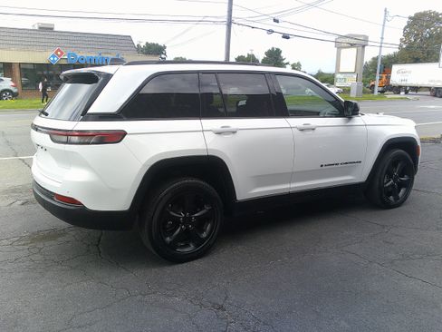 Used 2023 Jeep Grand Cherokee Altitude AWD/4WD image 7