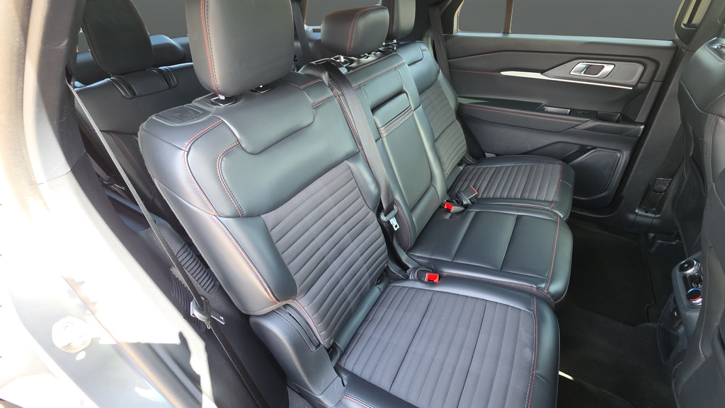 Used 2025 Ford Explorer ST-Line w/ ST-Line Street Pack AWD/4WD image 25