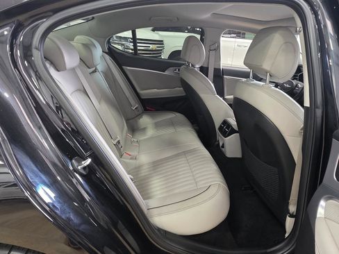 Used 2021 Genesis G70 3.3T RWD image 19