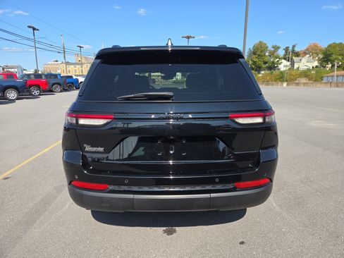 Used 2023 Jeep Grand Cherokee Altitude image 4