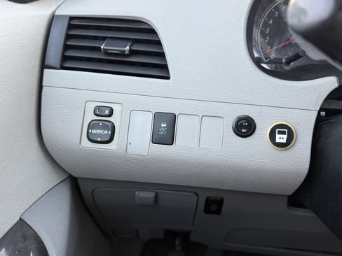 Used 2011 Toyota Sienna LE image 23