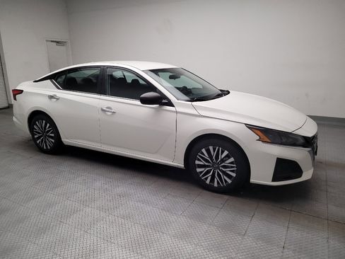 Used 2025 Nissan Altima 2.5 SV FWD image 11