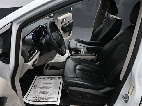 Used 2023 Chrysler Pacifica Touring-L image 12