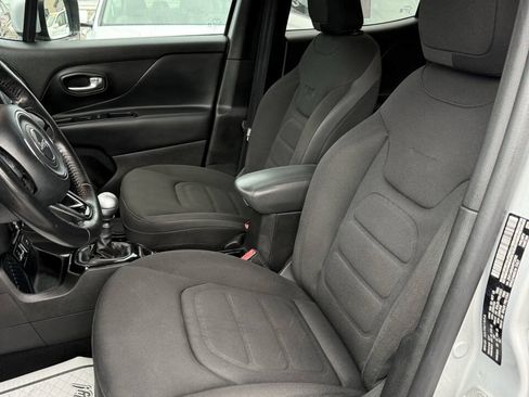 Used 2017 Jeep Renegade Altitude FWD image 9