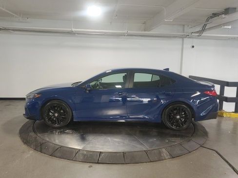 Used 2025 Toyota Camry SE image 5