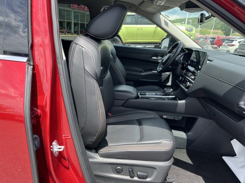 Used 2023 Nissan Pathfinder SL w/ SL Premium Package AWD/4WD image 3