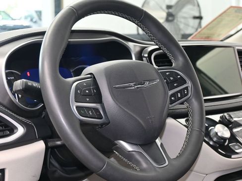 Used 2024 Chrysler Pacifica Select image 14