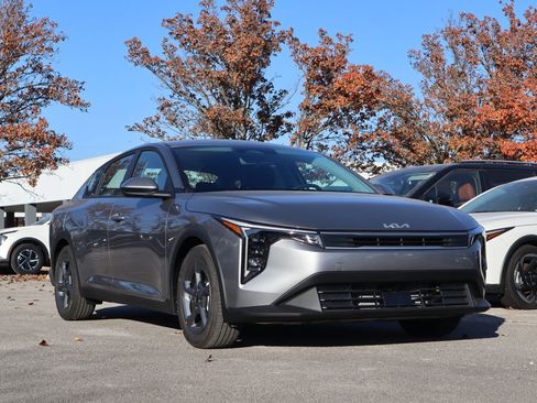 New 2025 Kia K4 LXS image 1