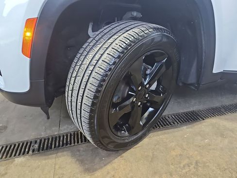 Used 2023 Jeep Grand Cherokee Limited w/ Black Appearance Package image 31