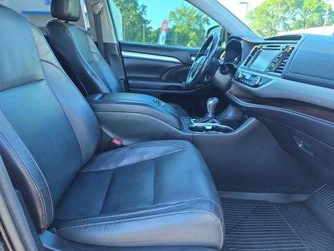 Used 2018 Toyota Highlander XLE FWD image 35